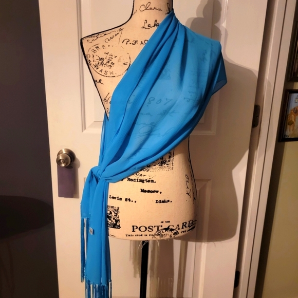 Sky-blue Fringed Wrap Shawl - Picture 5 of 9